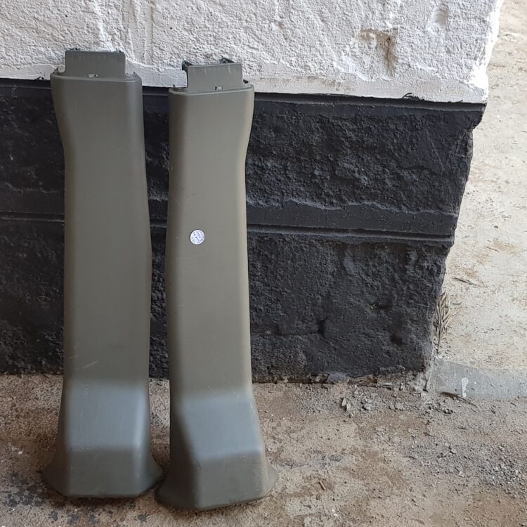 Land Rover Discovery 2 Lower Seat Belt column