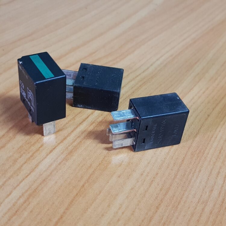 land rover discovery 1 fuse - Black Relay Fuse (small)